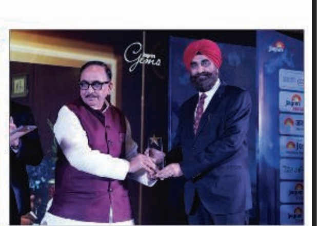 Jaspal Singh Chhabra receiving the Jagran GEMS 2020 Industry Leadership Award from Union Minister Dr. Mahendra Nath Pandey
